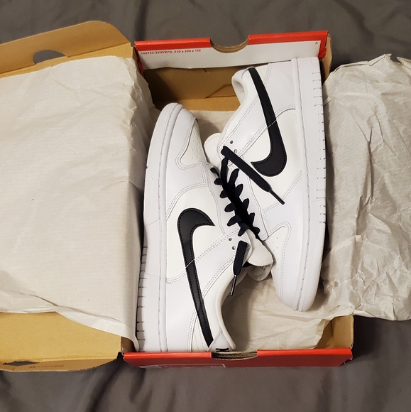 Nike Dunk Low Retro - Picture 2 of 9